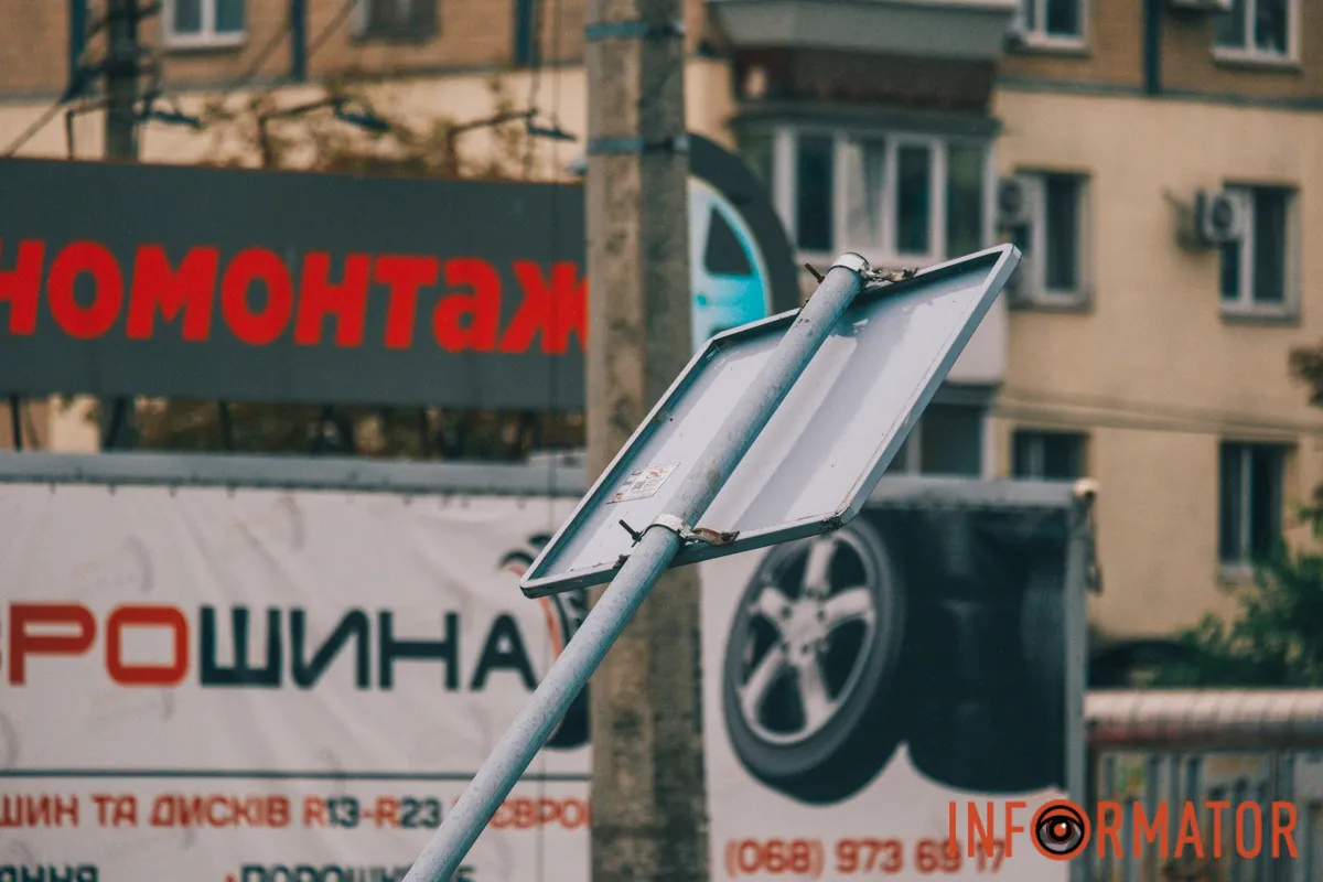 Машина полностью заехала на отбойник