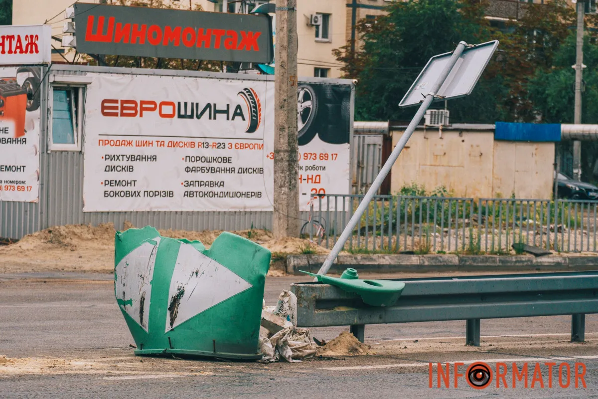 Поврежденный отбойник и дорожный знак