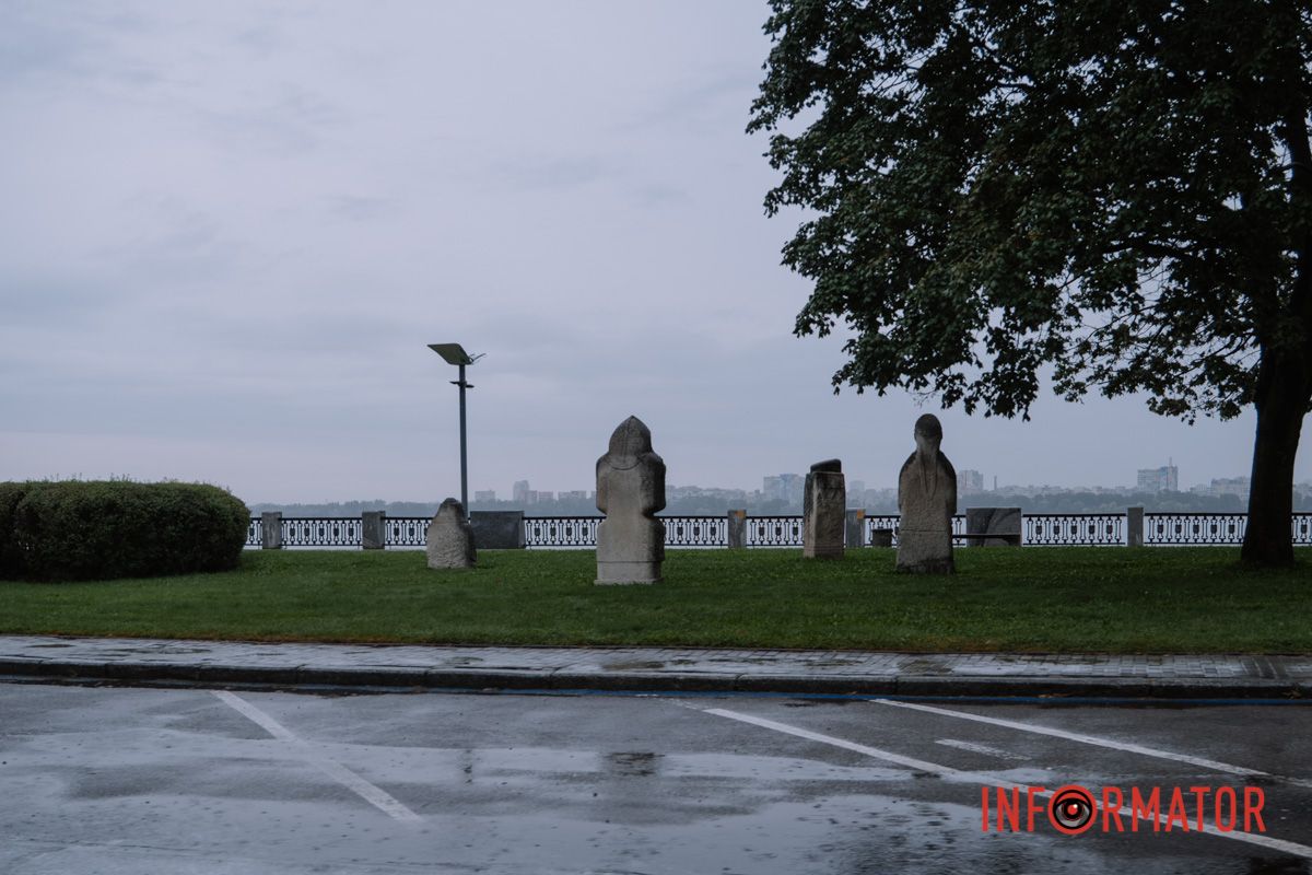 Краплі на склі, парасольки та свіжість після спеки: як виглядав дощовий Дніпро зранку 19 серпня 48