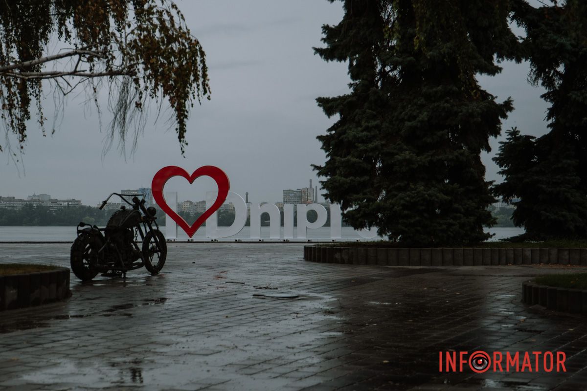 Краплі на склі, парасольки та свіжість після спеки: як виглядав дощовий Дніпро зранку 19 серпня 2