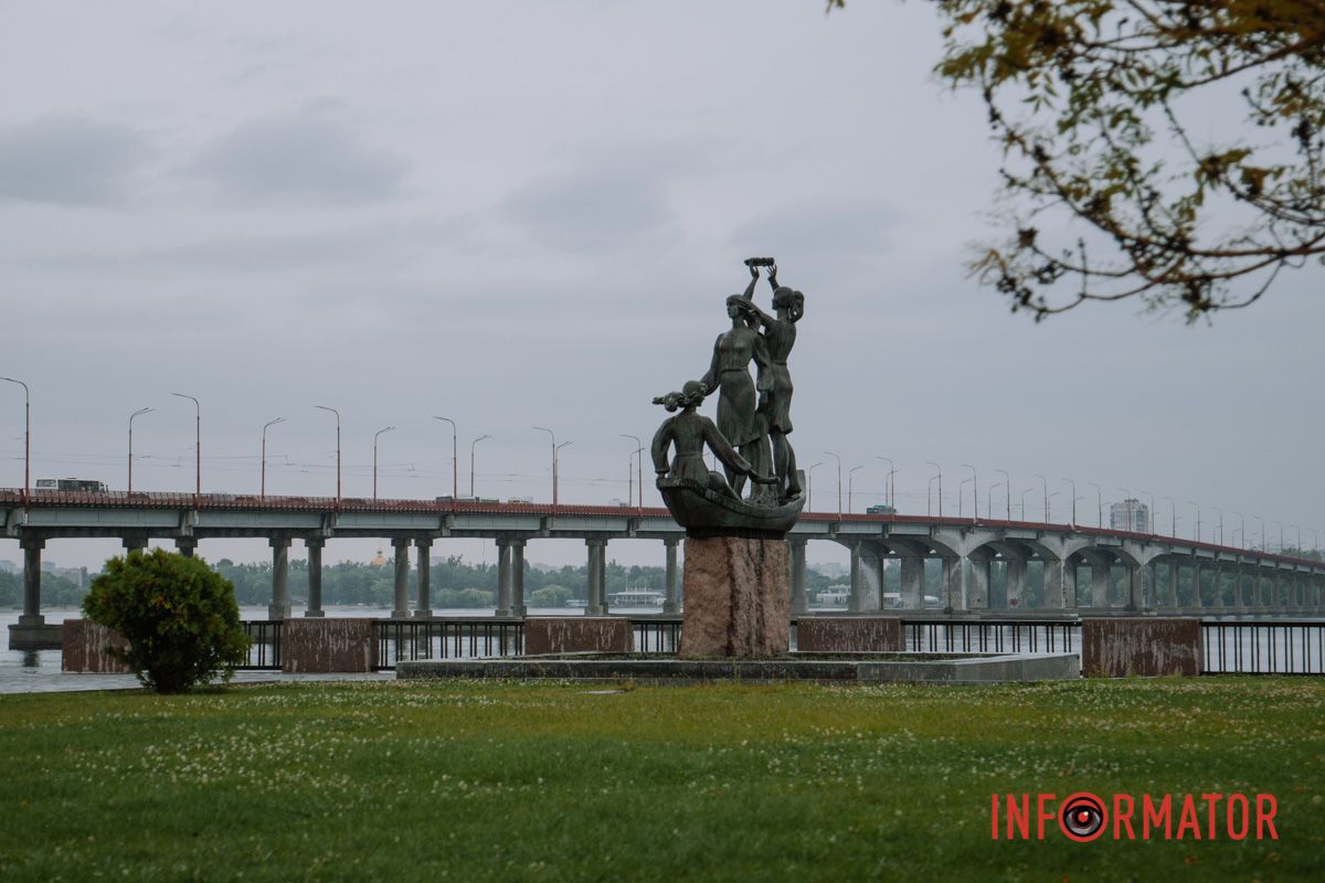 Краплі на склі, парасольки та свіжість після спеки: як виглядав дощовий Дніпро зранку 19 серпня 11