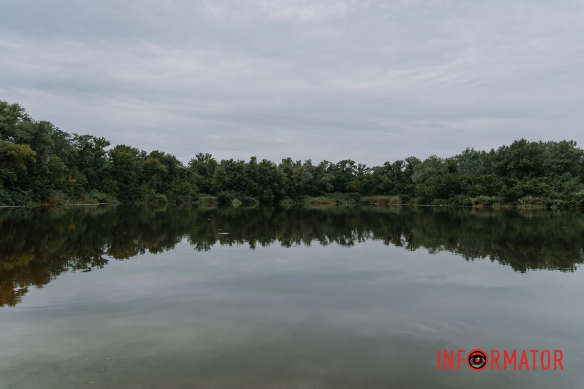 Краплі на склі, парасольки та свіжість після спеки: як виглядав дощовий Дніпро зранку 19 серпня 15