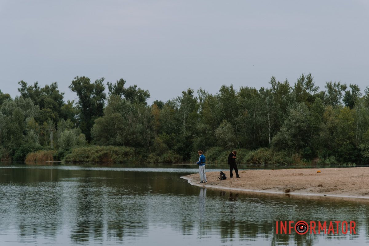 Краплі на склі, парасольки та свіжість після спеки: як виглядав дощовий Дніпро зранку 19 серпня 27