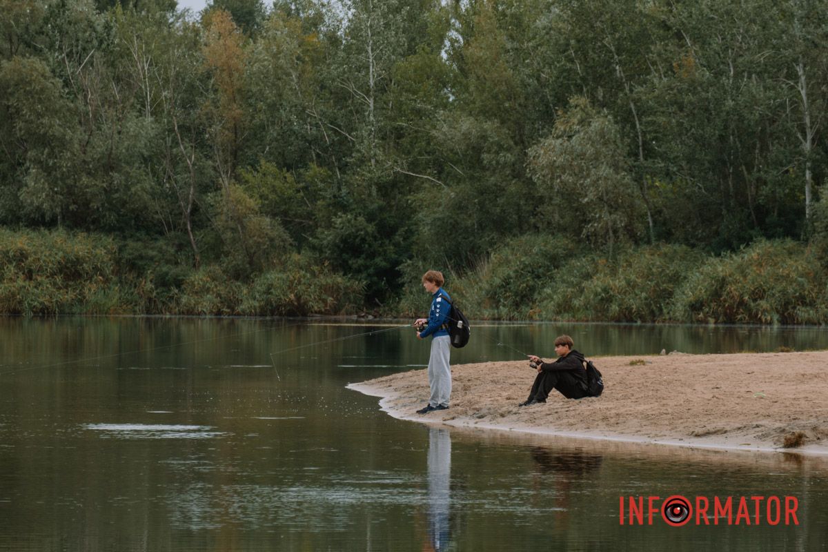 Краплі на склі, парасольки та свіжість після спеки: як виглядав дощовий Дніпро зранку 19 серпня 44
