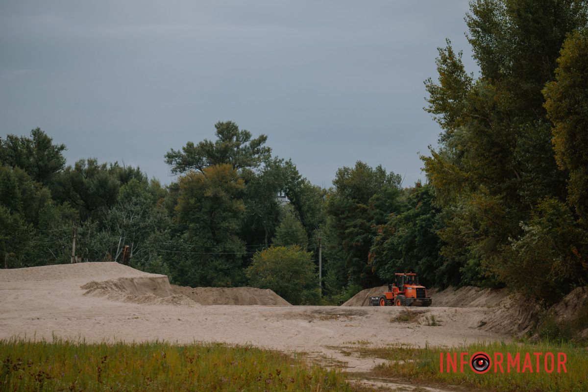 Краплі на склі, парасольки та свіжість після спеки: як виглядав дощовий Дніпро зранку 19 серпня 24