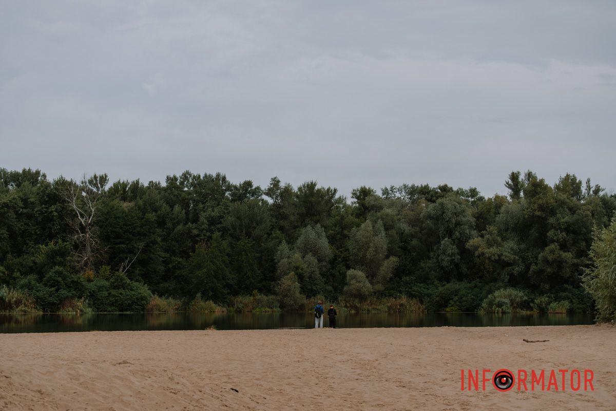 Краплі на склі, парасольки та свіжість після спеки: як виглядав дощовий Дніпро зранку 19 серпня 21