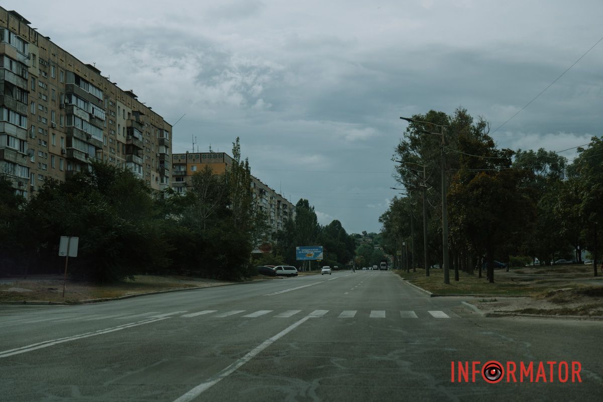 Краплі на склі, парасольки та свіжість після спеки: як виглядав дощовий Дніпро зранку 19 серпня 33