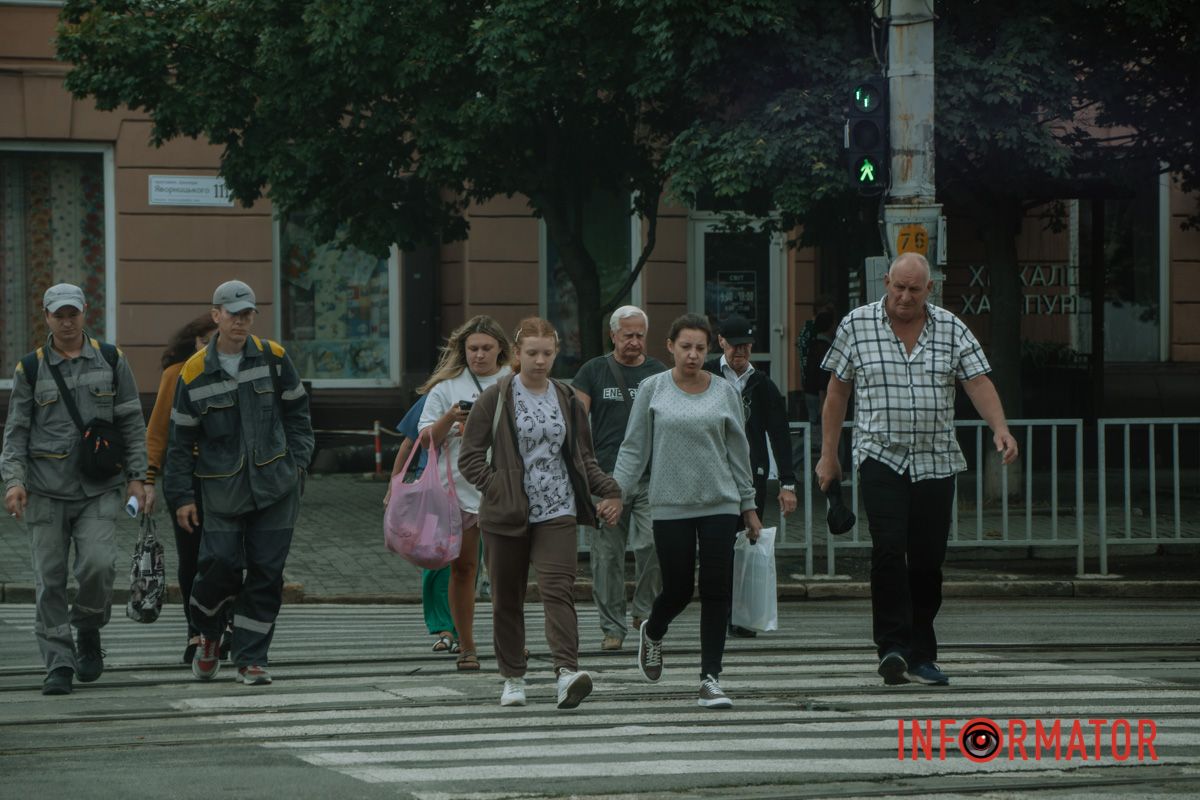 Краплі на склі, парасольки та свіжість після спеки: як виглядав дощовий Дніпро зранку 19 серпня 36