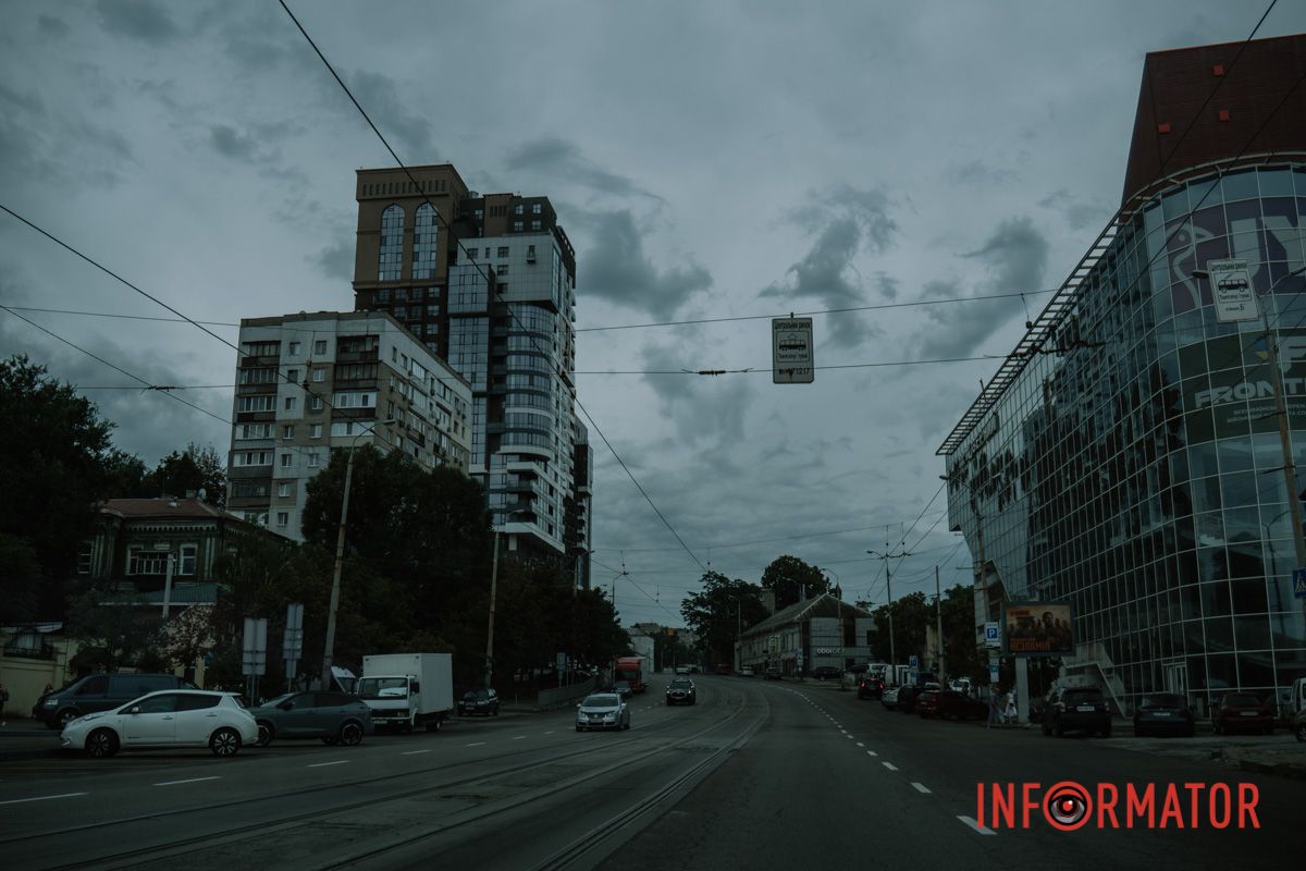 Краплі на склі, парасольки та свіжість після спеки: як виглядав дощовий Дніпро зранку 19 серпня 40