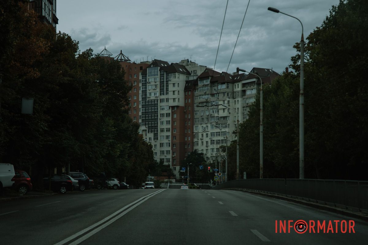 Краплі на склі, парасольки та свіжість після спеки: як виглядав дощовий Дніпро зранку 19 серпня 32