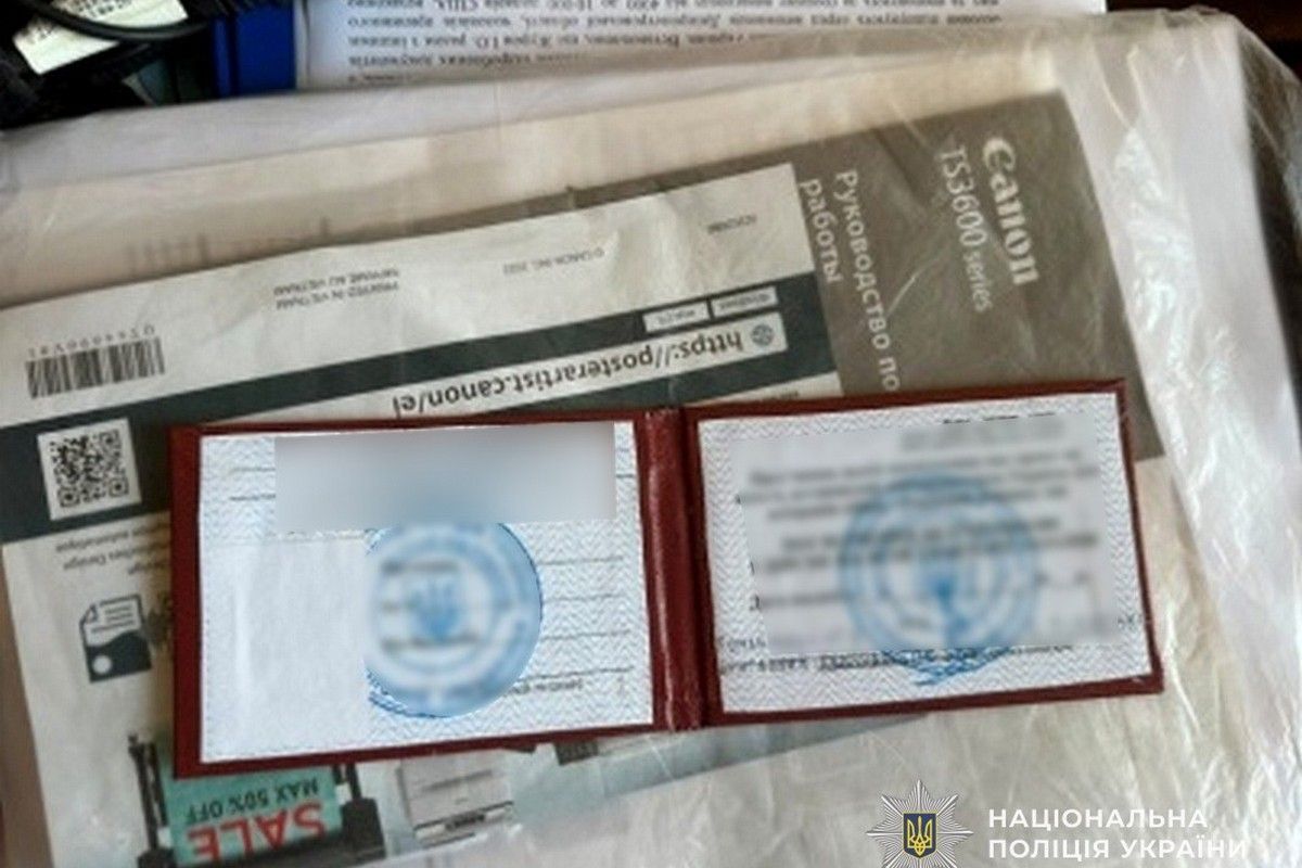 Во время последующих обысков в Днепре и Харькове изъята компьютерная техника, мобильные телефоны, флеш-накопители, фотобумага, фотографии мужчин, документы и копии документов, которые могут быть использованы для незаконного изготовления удостоверений