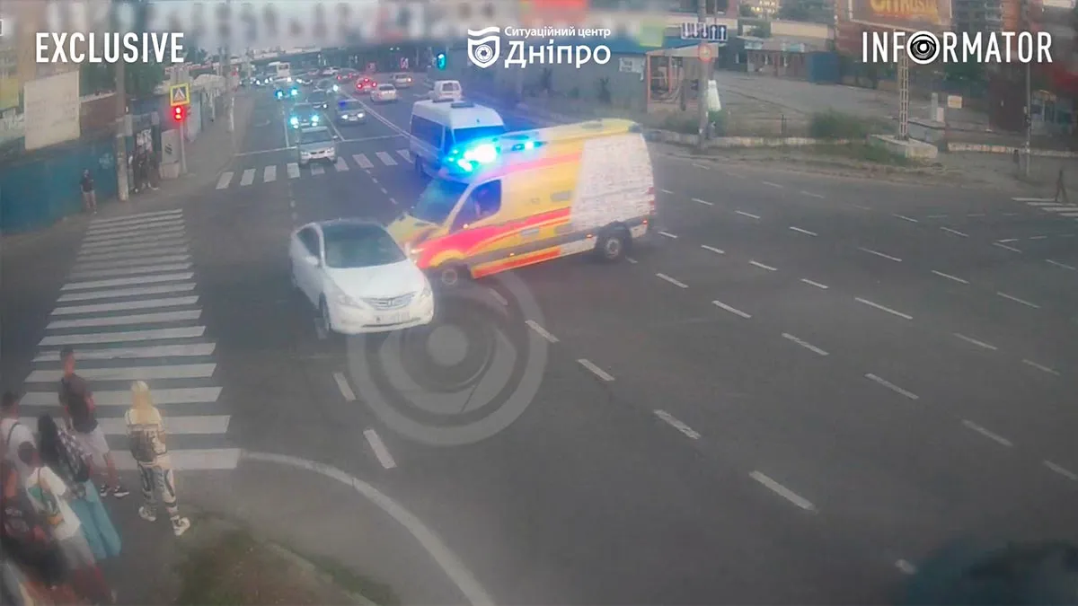 У Дніпрі на Донецькому шосе зіткнулися Mercedes та «швидка»: відео моменту