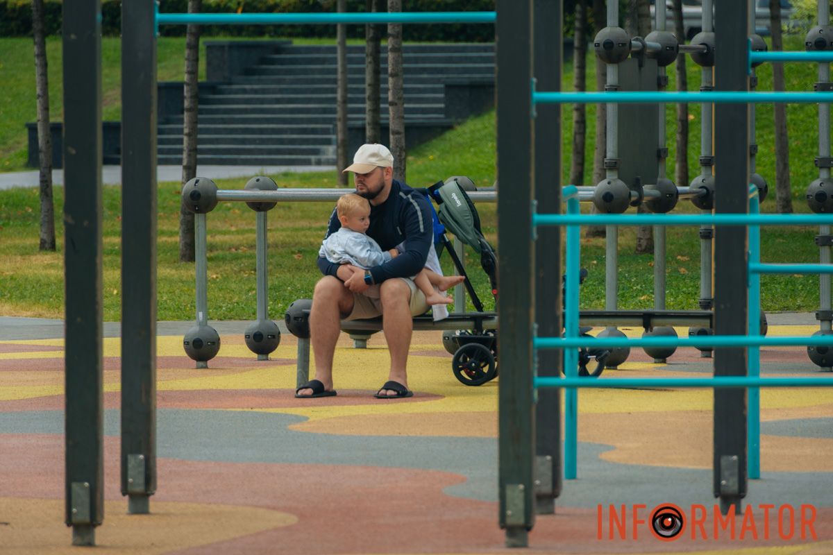 Спільна прогулянка дарує родинам приємні моменти