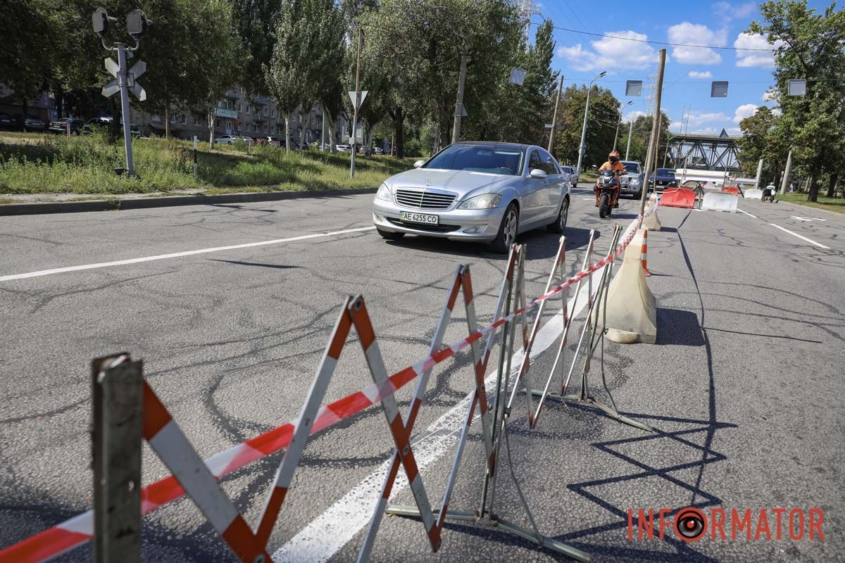 В четверг, 20 августа, в Днепре перекрыли движение транспорта из-за железнодорожного переезда на площади Десантников В четверг, 20 августа, в Днепре перекрыли движение транспорта из-за железнодорожного переезда на площади Десантников