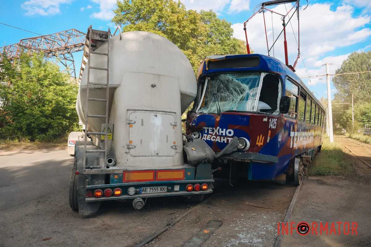 Попередньо, обійшлося без постраждалих У Дніпрі на Будівельників вантажівка Scania зіткнулась з трамваєм №11: рух по вулиці перекрито 6