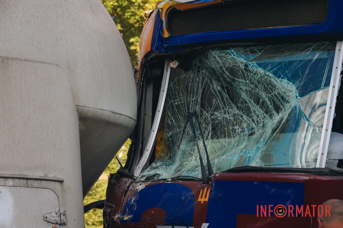 У момент аварії в салоні було дві людини У Дніпрі на Будівельників вантажівка Scania зіткнулась з трамваєм №11: рух по вулиці перекрито 7