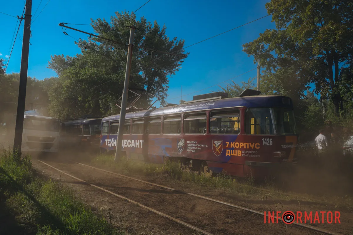 У четвер, 20 серпня, у Дніпрі на вулиці Будівельників сталася ДТП У Дніпрі на Будівельників вантажівка Scania зіткнулась з трамваєм №11: рух по вулиці перекрито 1