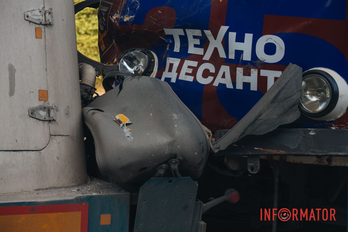 Пошкодження У Дніпрі на Будівельників вантажівка Scania зіткнулась з трамваєм №11: рух по вулиці перекрито 17
