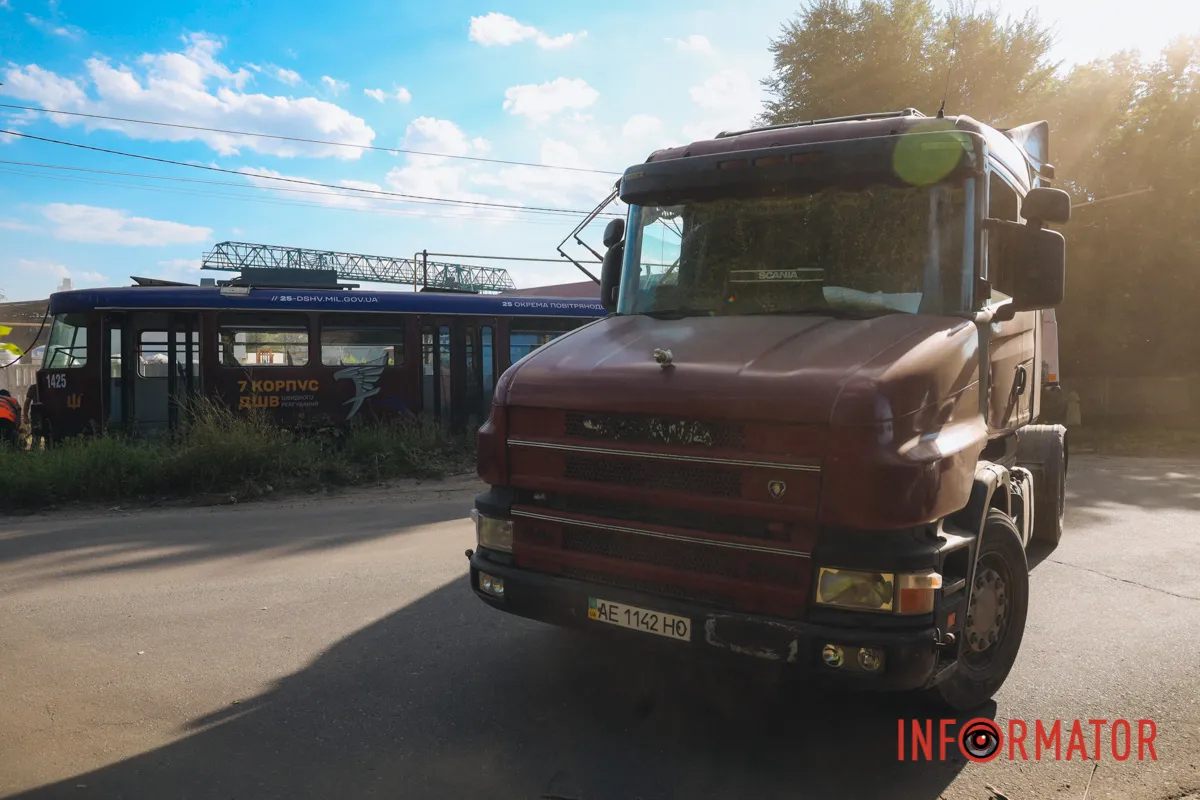 Бережіть себе У Дніпрі на Будівельників вантажівка Scania зіткнулась з трамваєм №11: рух по вулиці перекрито 20