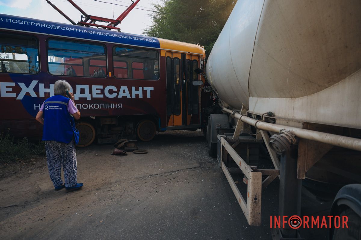 Не поспішайте У Дніпрі на Будівельників вантажівка Scania зіткнулась з трамваєм №11: рух по вулиці перекрито 21