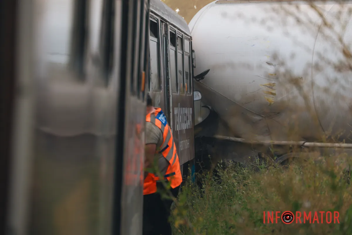 Дотримуйтесь ПДР У Дніпрі на Будівельників вантажівка Scania зіткнулась з трамваєм №11: рух по вулиці перекрито 18