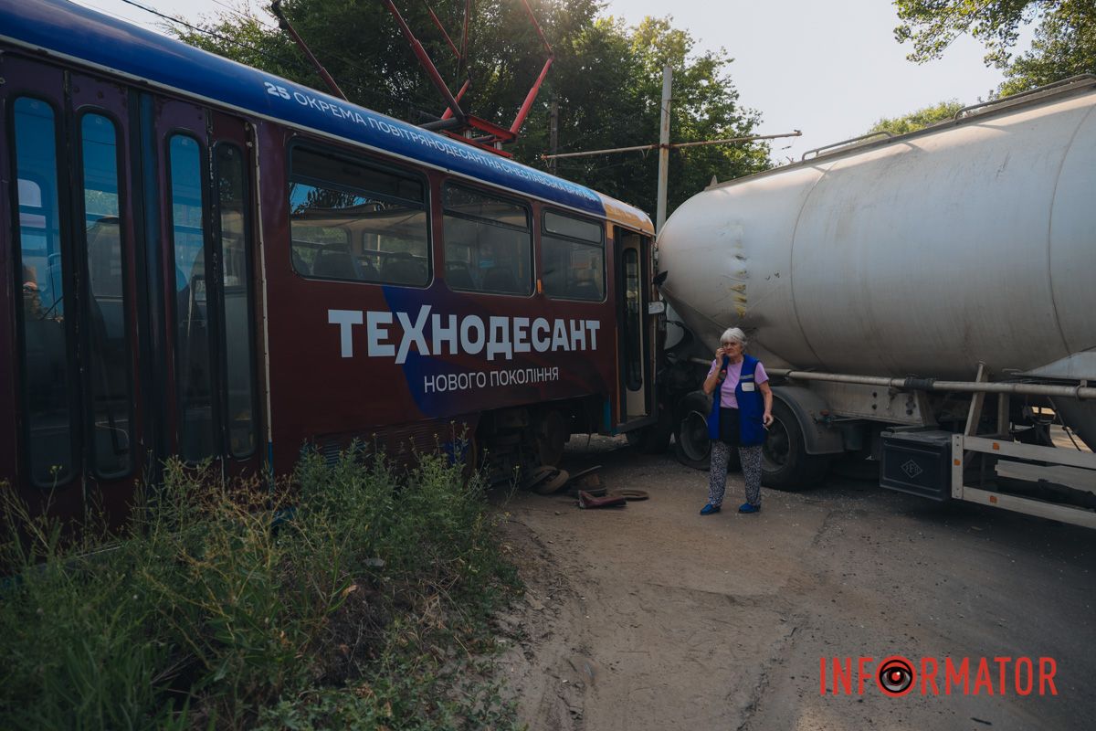 Фото з місця ДТП У Дніпрі на Будівельників вантажівка Scania зіткнулась з трамваєм №11: рух по вулиці перекрито 15