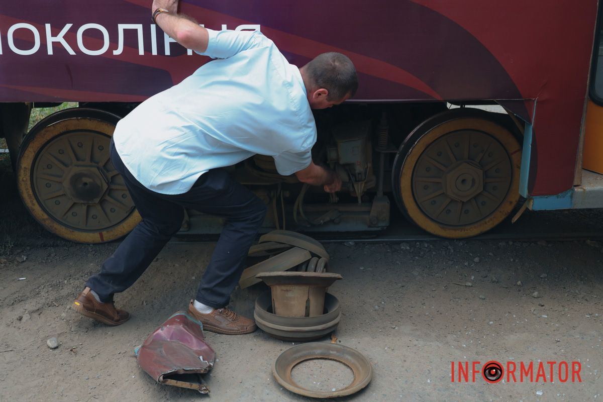 Фото: Тарас Іванов У Дніпрі на Будівельників вантажівка Scania зіткнулась з трамваєм №11: рух по вулиці перекрито 16