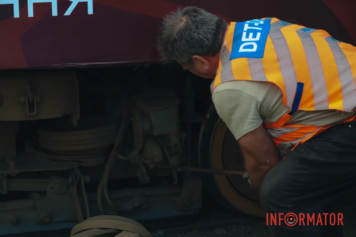 Ще затримано рух трамвая №11 У Дніпрі на Будівельників вантажівка Scania зіткнулась з трамваєм №11: рух по вулиці перекрито 12
