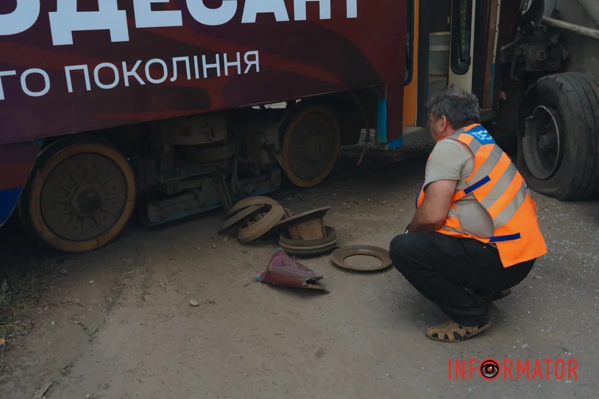 Також все добре з машиністкою У Дніпрі на Будівельників вантажівка Scania зіткнулась з трамваєм №11: рух по вулиці перекрито 9