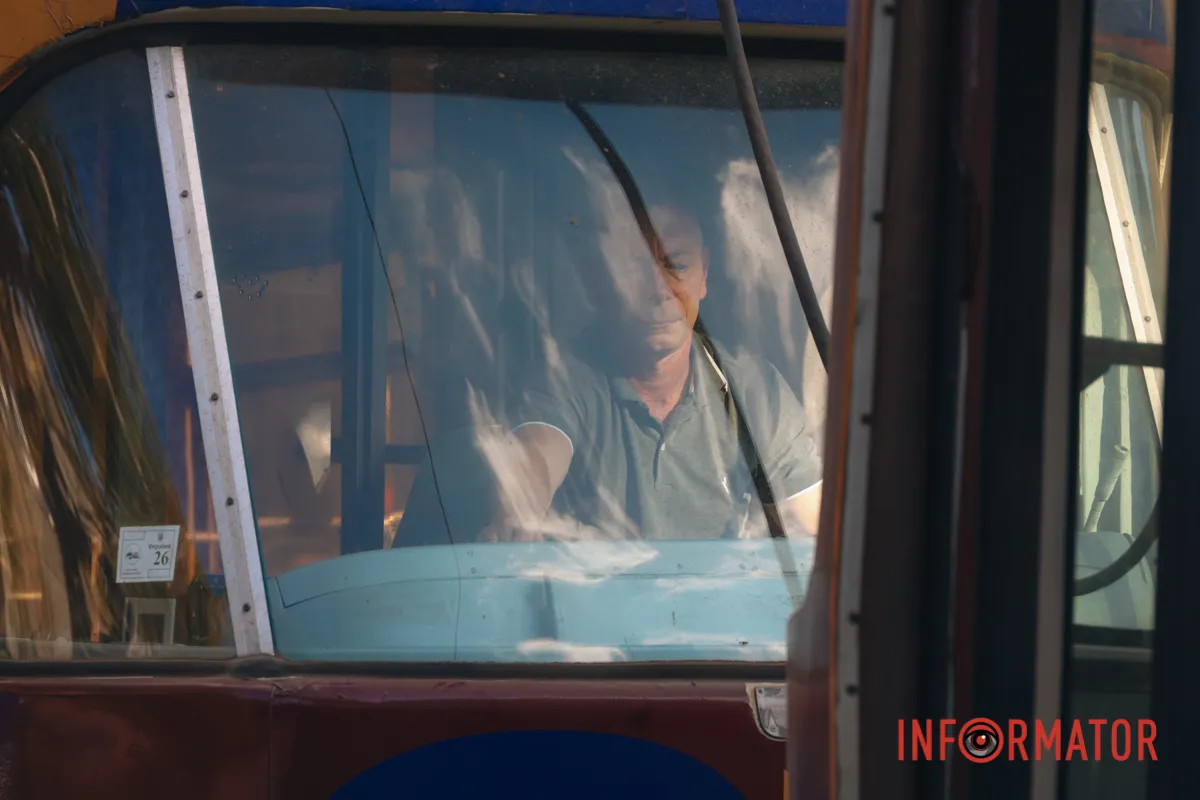Після аварії вони вийшли з салону й пішли пішки У Дніпрі на Будівельників вантажівка Scania зіткнулась з трамваєм №11: рух по вулиці перекрито 8