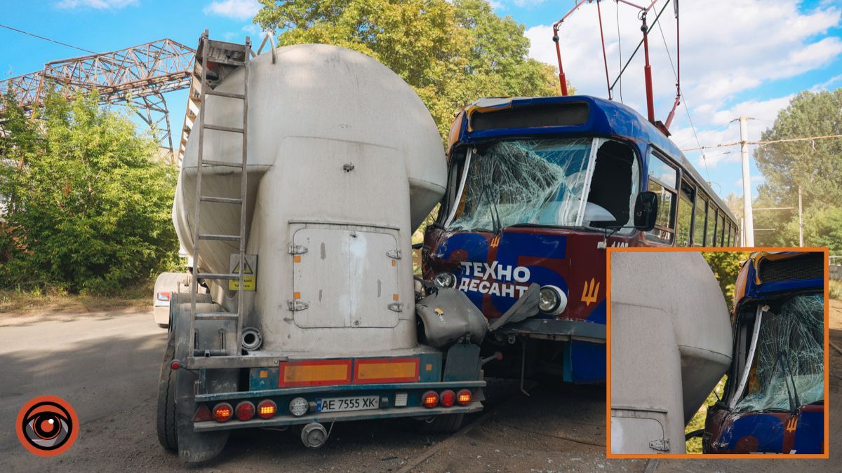 У Дніпрі на Будівельників вантажівка Scania зіткнулась з трамваєм №11: рух по вулиці перекрито