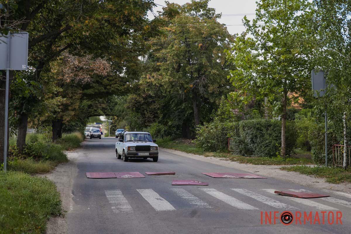 Безпека дітей під питанням Небезпека на дорозі: у Дніпрі на Симиренківській на місці смертельної ДТП біля гімназії пошматувало «берлінські подушки» 18