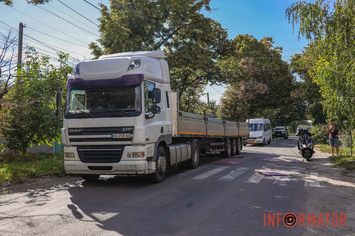 По цій дорозі постійно курсує великогабаритний транспорт Небезпека на дорозі: у Дніпрі на Симиренківській на місці смертельної ДТП біля гімназії пошматувало «берлінські подушки» 13