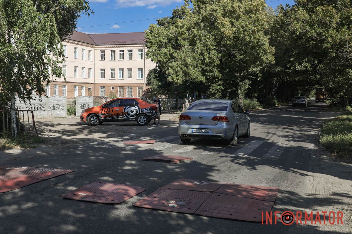 Перехід біля гімназії Небезпека на дорозі: у Дніпрі на Симиренківській на місці смертельної ДТП біля гімназії пошматувало «берлінські подушки» 17