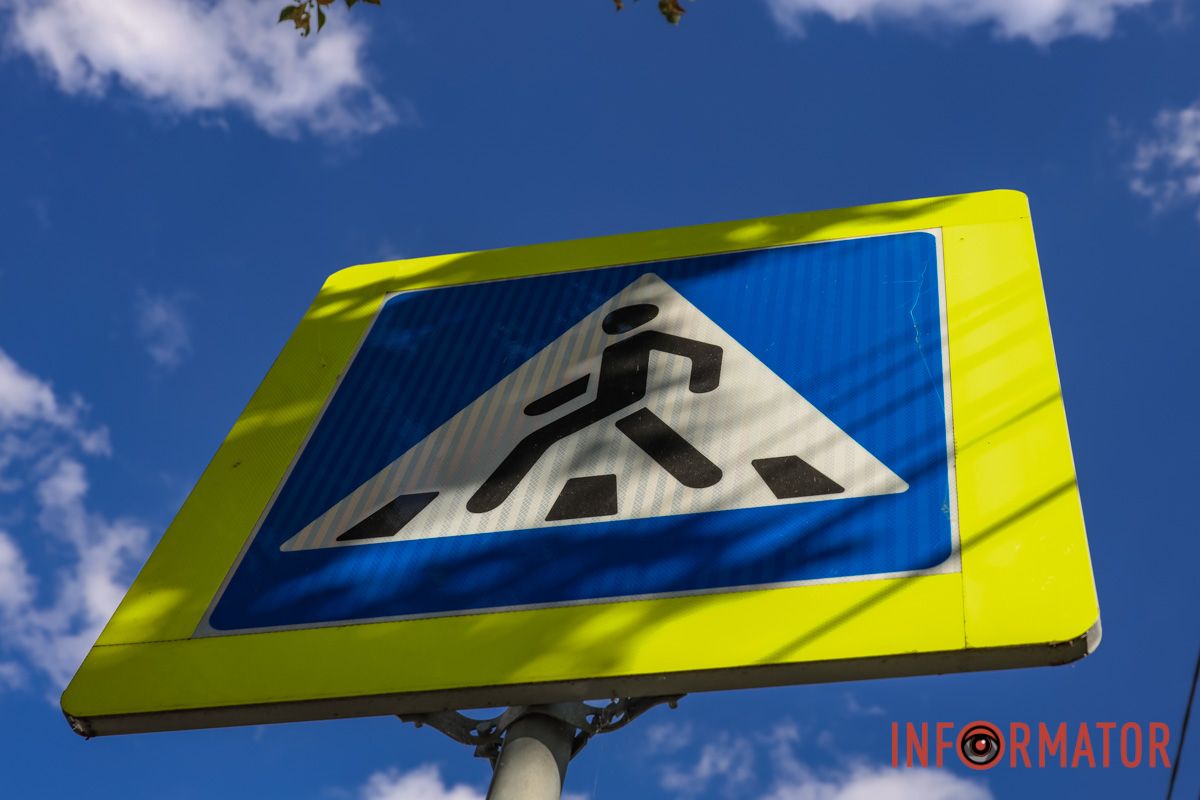 Рух на цій дорозі дуже жвавий Небезпека на дорозі: у Дніпрі на Симиренківській на місці смертельної ДТП біля гімназії пошматувало «берлінські подушки» 12