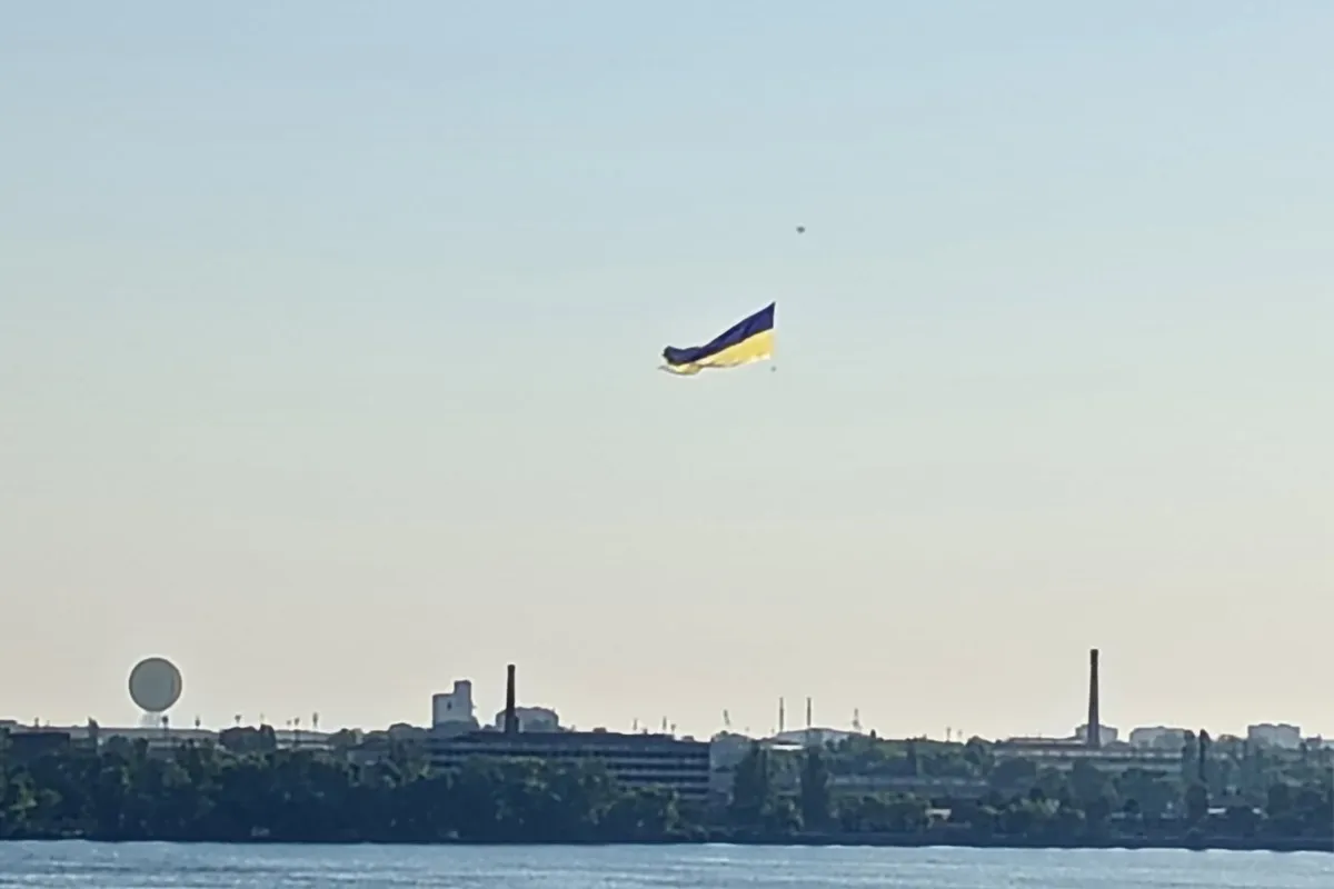 В Днепре в небе увидели большое знамя Украины 2