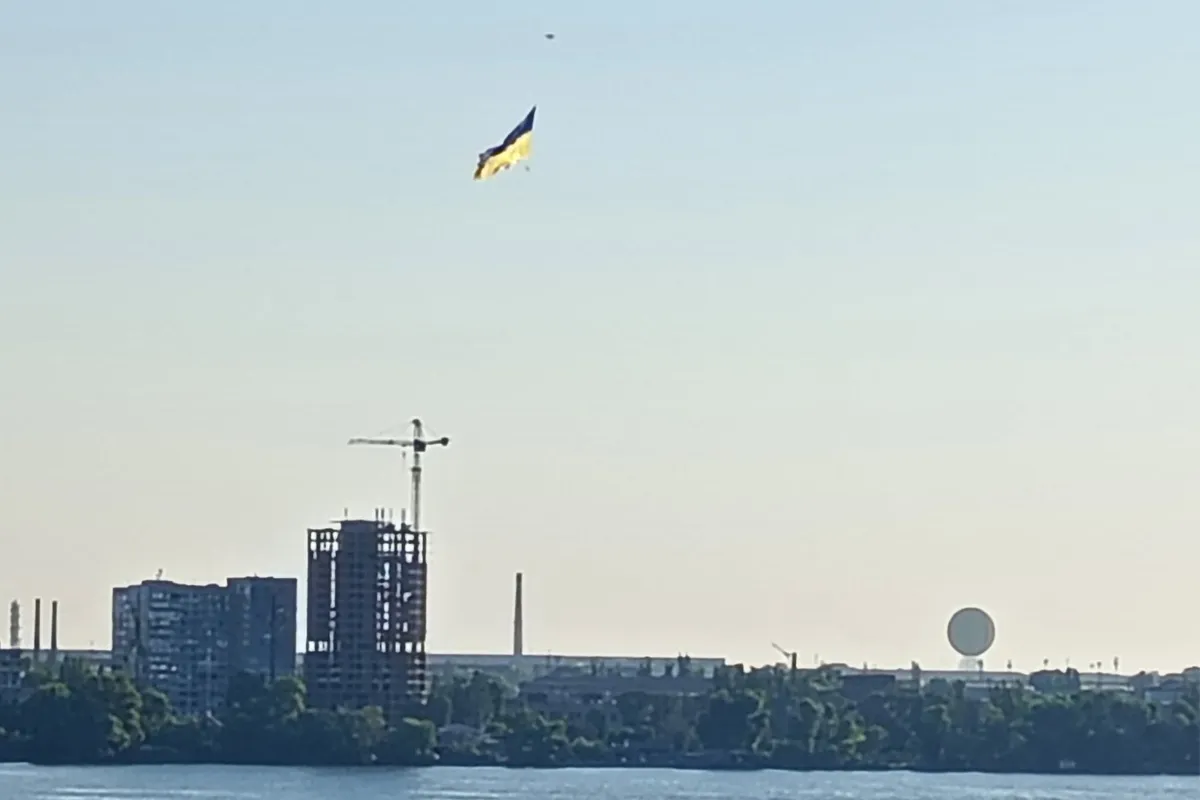 В Днепре в небе увидели большой флаг Украины