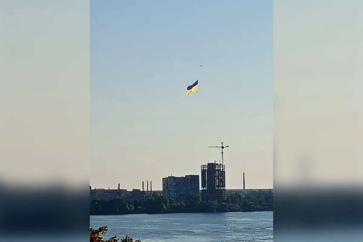 В Днепре в небе увидели большое знамя Украины 3