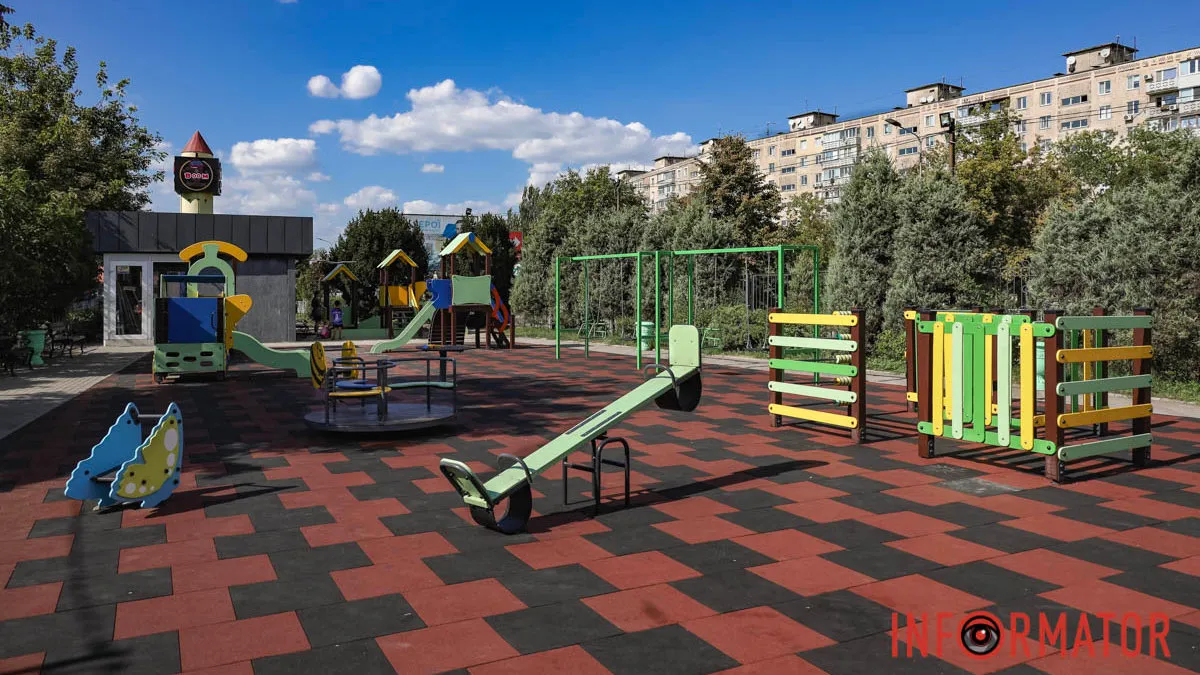 У Дніпрі на Юрія Кондратюка відремонтували дитячий майданчик: ціни на гумове покриття в інтернеті в рази дешевші