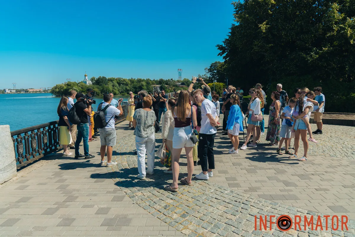 У Дніпрі Сонце сходить двічі: на Фестивальному причалі урочисто відкрили нову, ювілейну мініскульптуру 10