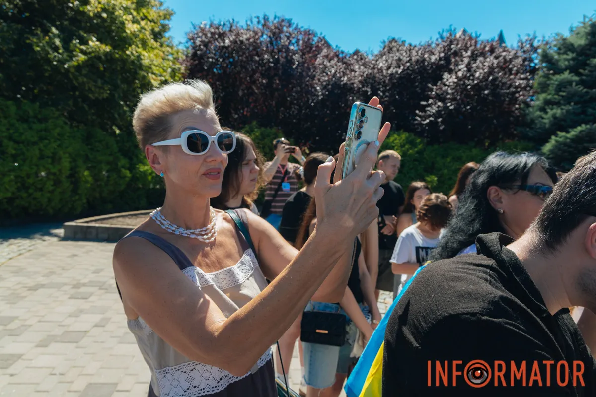 У Дніпрі Сонце сходить двічі: на Фестивальному причалі урочисто відкрили нову, ювілейну мініскульптуру 16