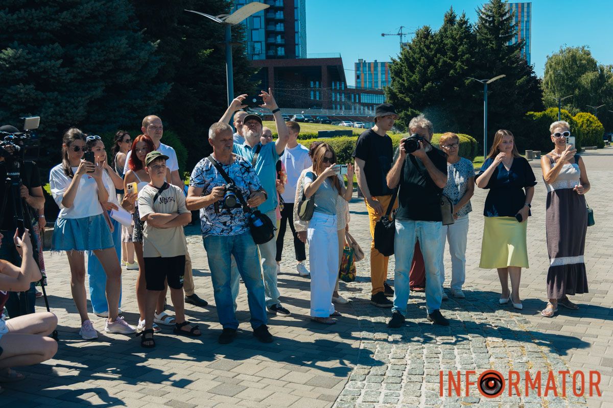 У Дніпрі Сонце сходить двічі: на Фестивальному причалі урочисто відкрили нову, ювілейну мініскульптуру 24