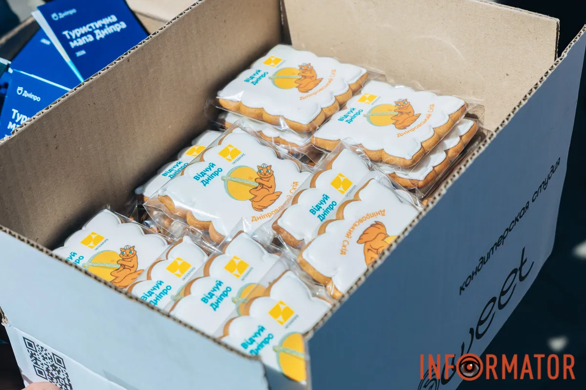 У Дніпрі Сонце сходить двічі: на Фестивальному причалі урочисто відкрили нову, ювілейну мініскульптуру 19