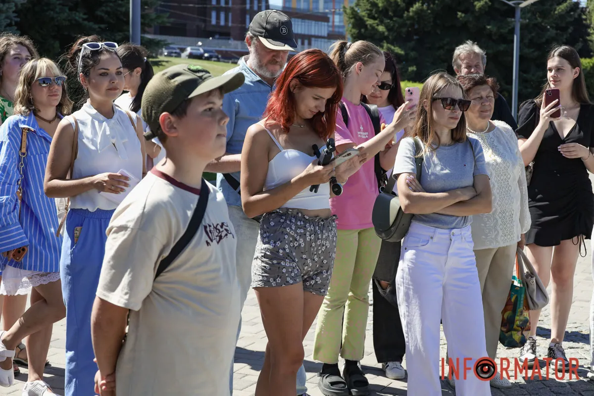 У Дніпрі Сонце сходить двічі: на Фестивальному причалі урочисто відкрили нову, ювілейну мініскульптуру 28