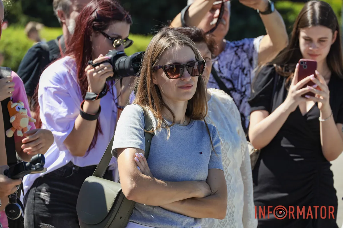 У Дніпрі Сонце сходить двічі: на Фестивальному причалі урочисто відкрили нову, ювілейну мініскульптуру 31