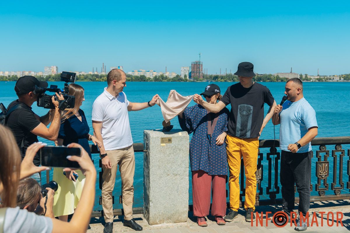У Дніпрі Сонце сходить двічі: на Фестивальному причалі урочисто відкрили нову, ювілейну мініскульптуру 36
