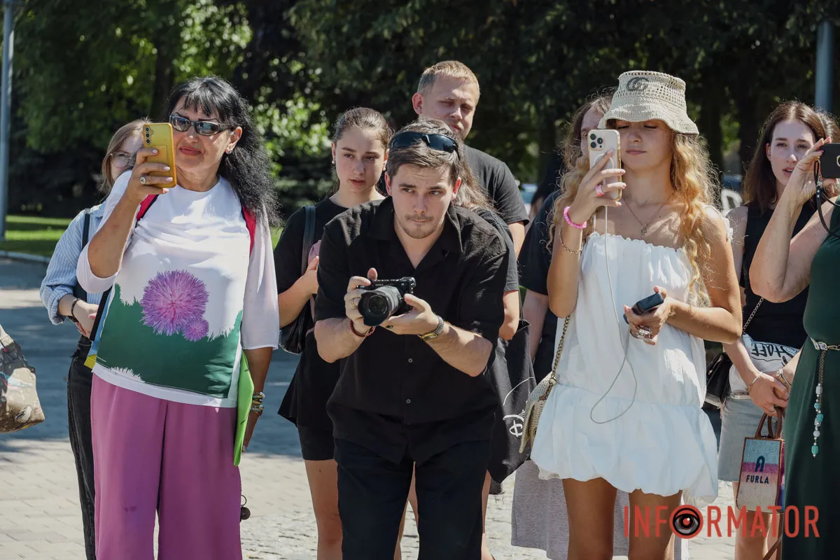 У Дніпрі Сонце сходить двічі: на Фестивальному причалі урочисто відкрили нову, ювілейну мініскульптуру 35