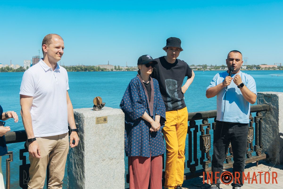 У Дніпрі Сонце сходить двічі: на Фестивальному причалі урочисто відкрили нову, ювілейну мініскульптуру 47