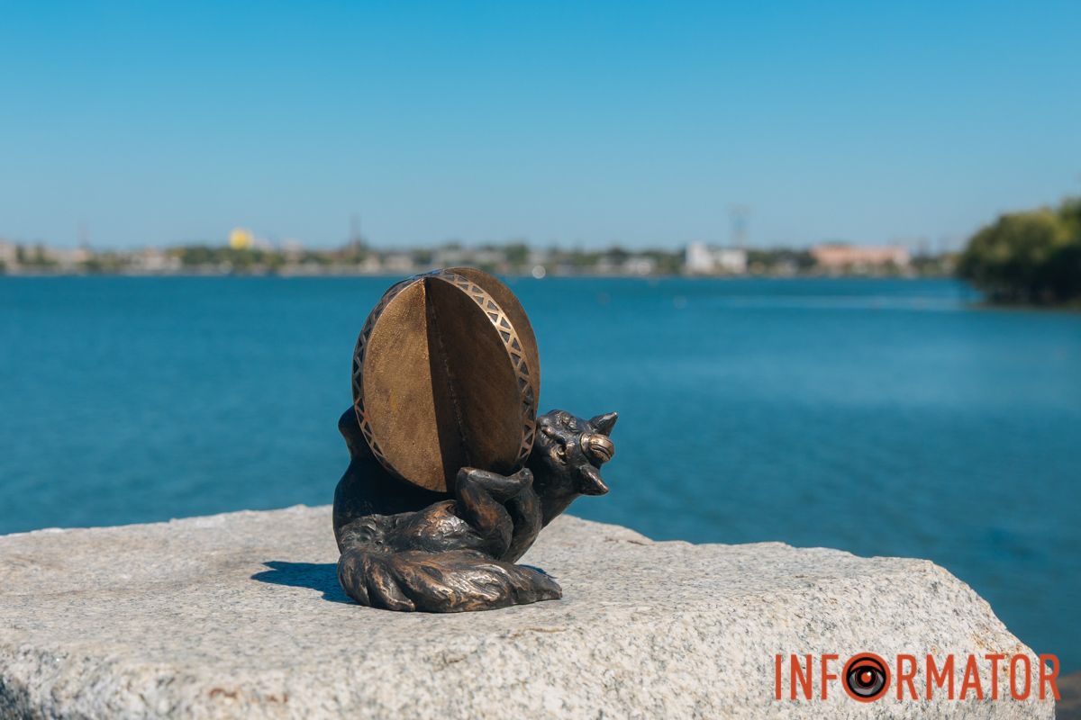 У Дніпрі Сонце сходить двічі: на Фестивальному причалі урочисто відкрили нову, ювілейну мініскульптуру 46