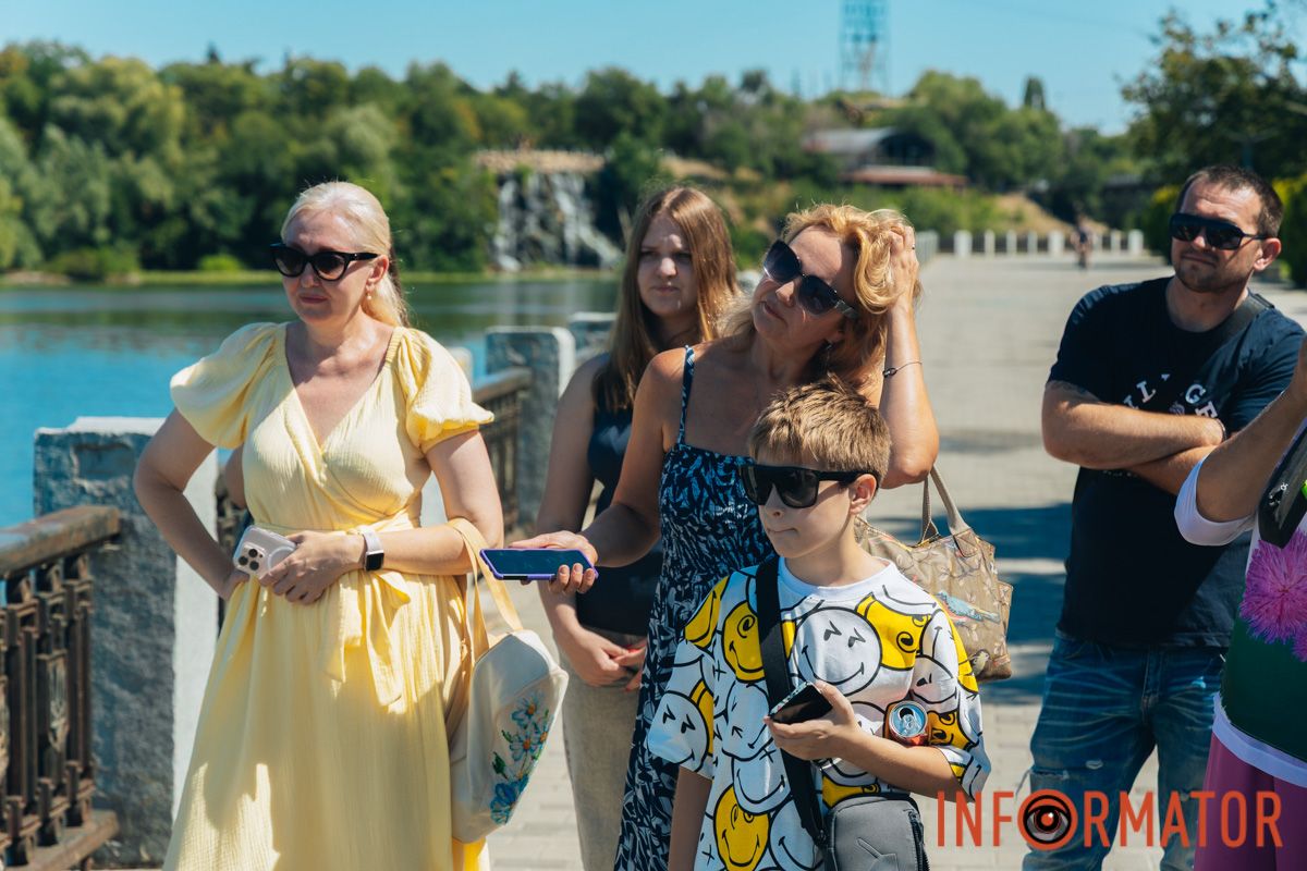 У Дніпрі Сонце сходить двічі: на Фестивальному причалі урочисто відкрили нову, ювілейну мініскульптуру 52